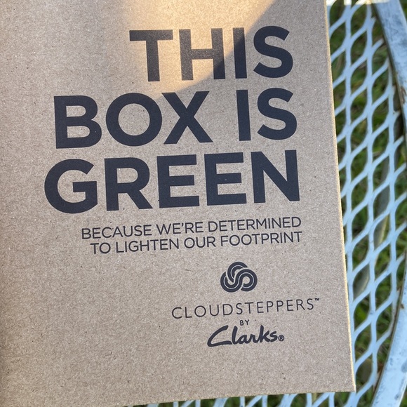 SOLD Clarks NEW cloud stepper‘s soft cushion flip-flops pewter new in box - Picture 9 of 9